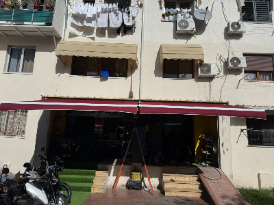 Tende dielli montuar ne hyrje biznesi Tende dielli montuar ne hyrje biznesi